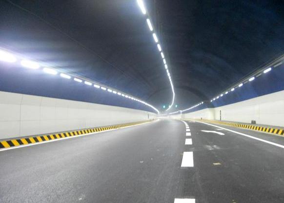 隧道行驶速度是多少？隧道行驶可以变道吗
