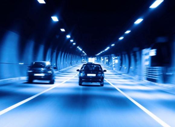 隧道行驶怎样使用灯光