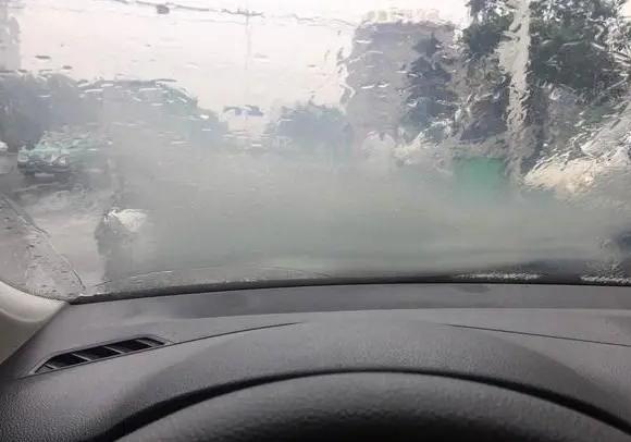 下雨天开车除雾正确方法