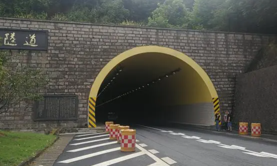 怎么在隧道里安全驾驶？