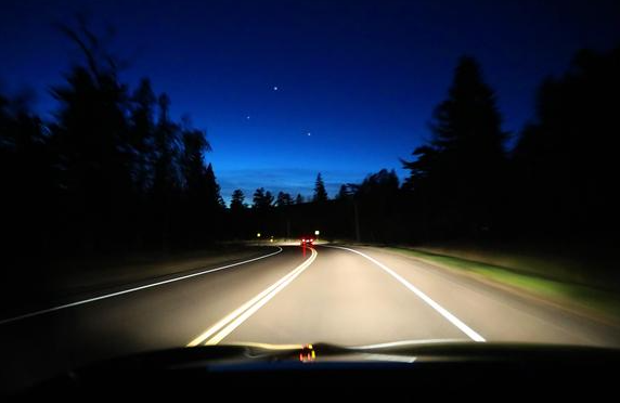 夜间高速的驾驶技巧